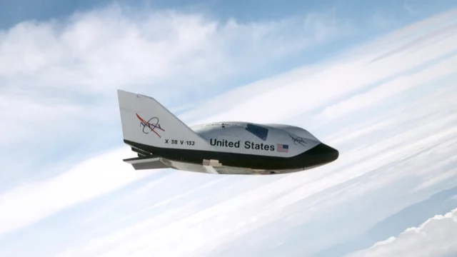 El avión espacial secreto X-38B se prepara para despegar en su octava misión