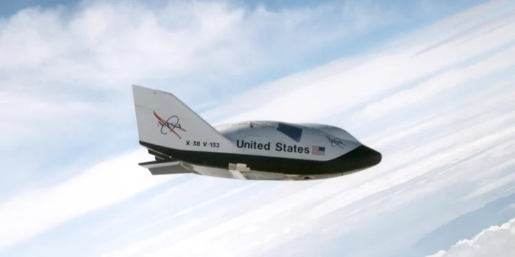 El avión espacial secreto X-38B se prepara para despegar en su octava misión