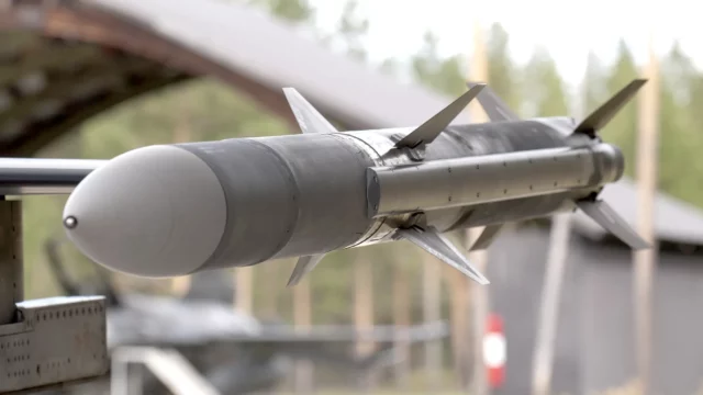 Raytheon obtiene contrato récord de $3.5 M para fabricar nuevos lotes del AMRAAM