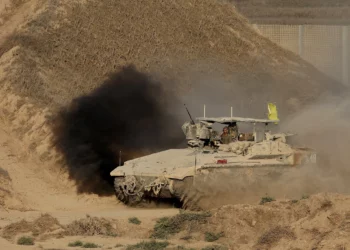 Un vehículo blindado de transporte de personal APC del ejército israelí rueda en la Franja de Gaza cerca de la frontera con el sur de Israel el 29 de agosto de 2025. (Jack GUEZ/AFP)