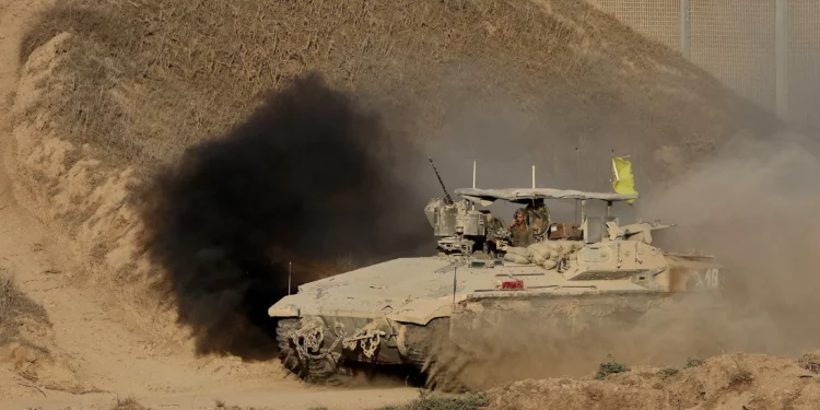 Un vehículo blindado de transporte de personal APC del ejército israelí rueda en la Franja de Gaza cerca de la frontera con el sur de Israel el 29 de agosto de 2025. (Jack GUEZ/AFP)