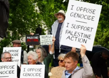 Personas participan en una protesta en apoyo a ‘Palestine Action’, organizada por el grupo Defend Our Juries, frente a la estatua de Mahatma Gandhi en la Plaza del Parlamento en Londres, Inglaterra, el 5 de julio de 2025. (Jeff Moore/PA via AP)
