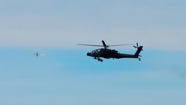 Apache dispara el misil Spike NLOS por primera vez en Europa