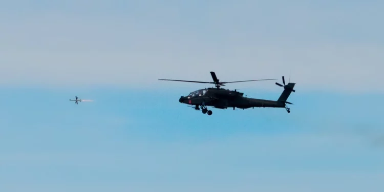 Apache dispara el misil Spike NLOS por primera vez en Europa
