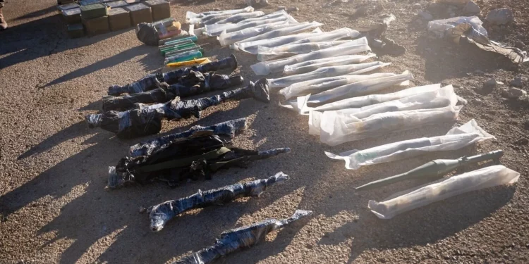 Las FDI atrapan a contrabandistas y más de 300 armas en Siria