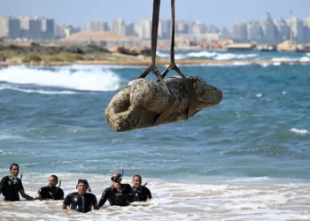 Egipto presenta ruinas de 2000 años extraídas de las aguas frente a Alejandría