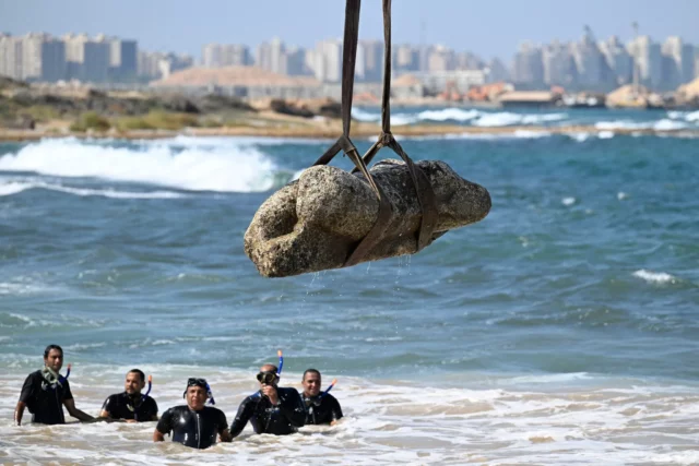 Egipto presenta ruinas de 2000 años extraídas de las aguas frente a Alejandría