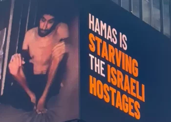 Israel proyecta imágenes de rehén famélico en Times Square
