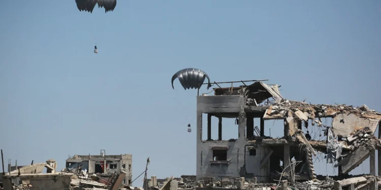 Aviones de siete países lanzan 155 palés de ayuda humanitaria sobre Gaza