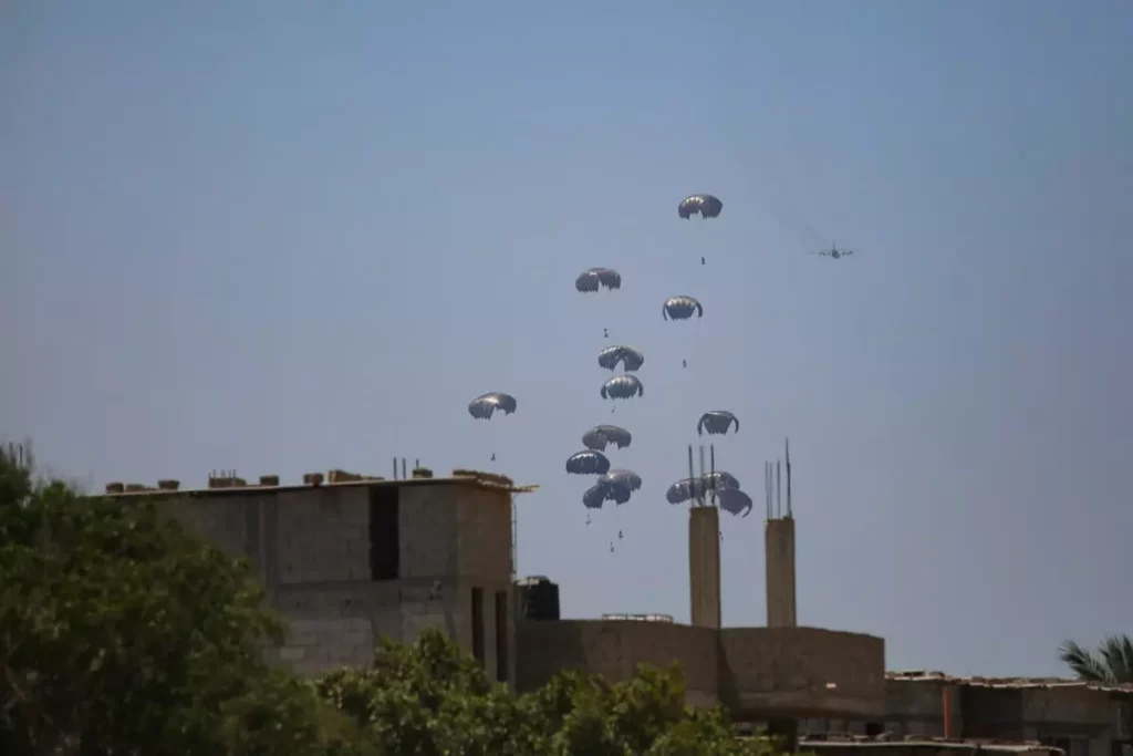 110 paletas de ayuda humanitaria lanzadas hoy a Gaza por seis países