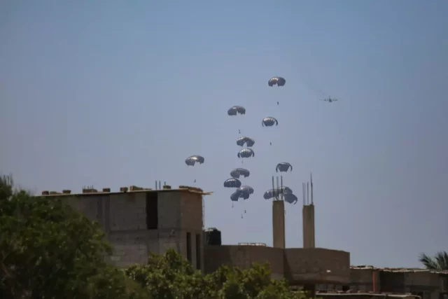 Aviones de Jordania, EAU, Alemania e Indonesia lanzan 111 pallets de ayuda en Gaza