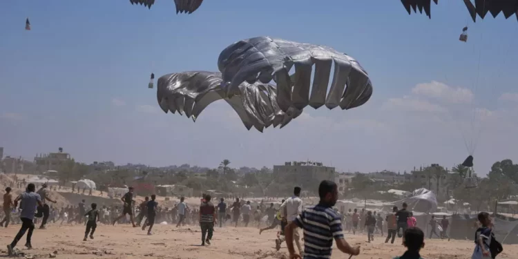 Los lanzamientos aéreos de Gaza contienen armas: afirma un miembro del Likud
