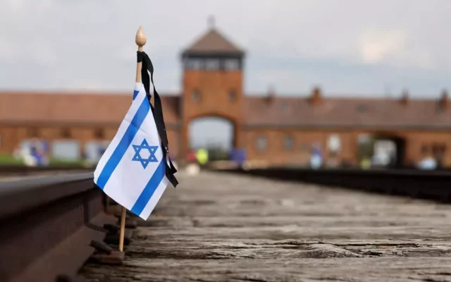 Museo de Auschwitz defiende prohibición de banderas israelíes a un grupo de las FDI