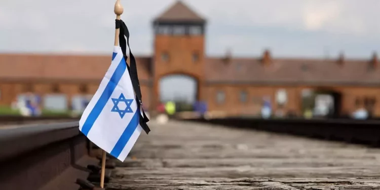 Museo de Auschwitz defiende prohibición de banderas israelíes a un grupo de las FDI