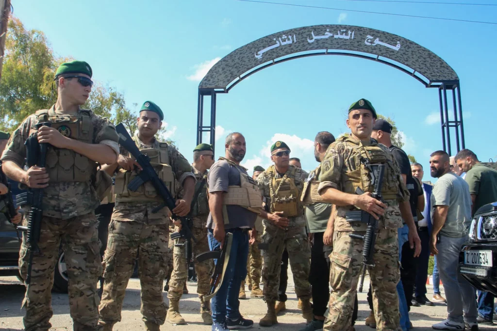 Más grupos palestinos en el sur del Líbano entregan sus armas al ejército