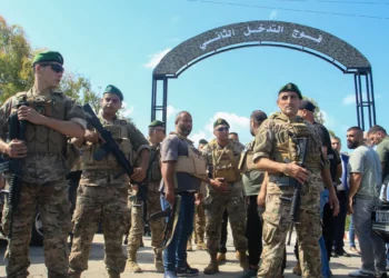 Más grupos palestinos en el sur del Líbano entregan sus armas al ejército