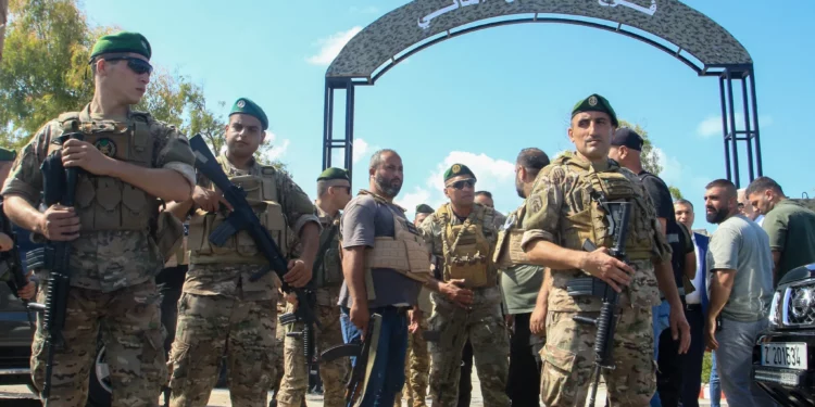 Más grupos palestinos en el sur del Líbano entregan sus armas al ejército
