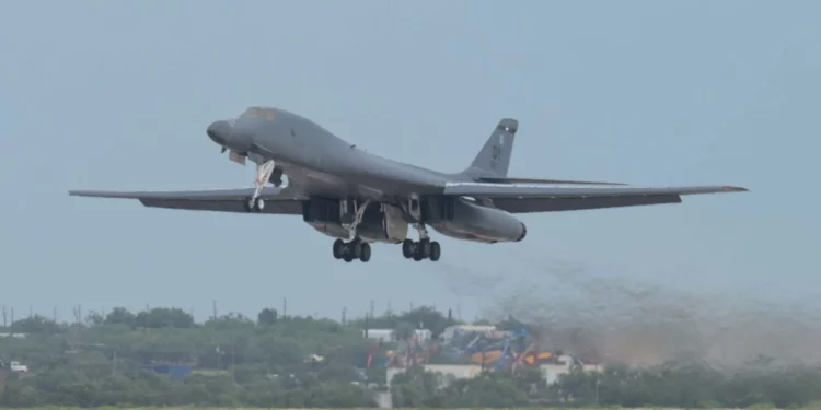 Bombarderos B-1B coordinan ataques simulados desde dos bases
