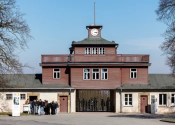 Tribunal alemán dictamina que el memorial del campo nazi puede prohibir la keffiyeh
