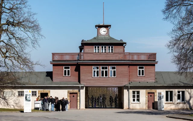 Tribunal alemán dictamina que el memorial del campo nazi puede prohibir la keffiyeh