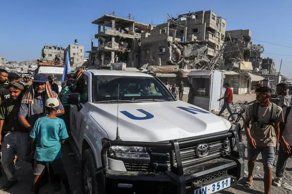 Camiones vacíos de la UNRWA y del Programa Mundial de Alimentos se dirigen al cruce de Kerem Shalom para recoger ayuda humanitaria y combustible en la Franja de Gaza, 24 de julio de 2025. (Abed Rahim Khatib/Flash90)