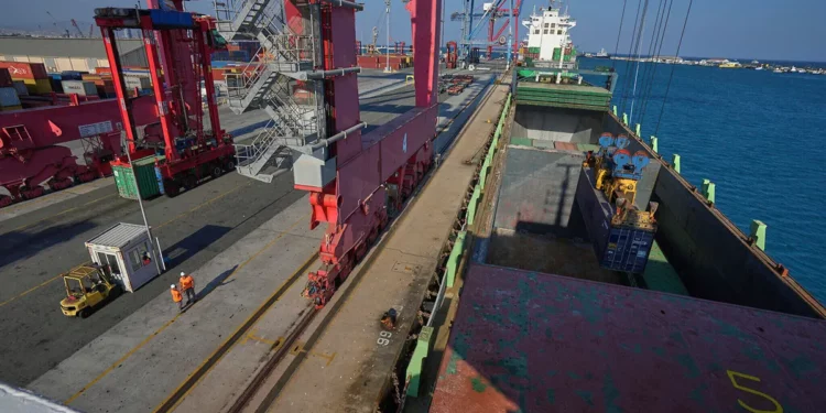 Buque con toneladas de alimentos para Gaza se acerca al puerto de Ashdod