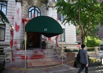 Activistas pintan con pintura roja la casa del editor judío del NY Times: “Joe Kahn miente, Gaza muere”