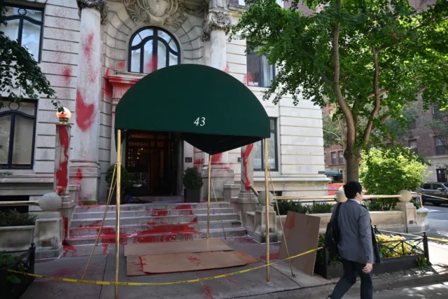 Vándalos pintan con pintura roja la casa del editor judío del NY Times: “Joe Kahn miente, Gaza muere”