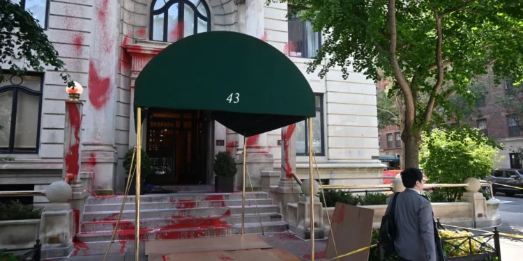 Activistas pintan con pintura roja la casa del editor judío del NY Times: “Joe Kahn miente, Gaza muere”
