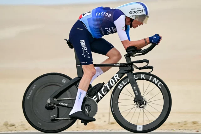 Equipo israelí de ciclismo borra el nombre de uniforme en la carrera española