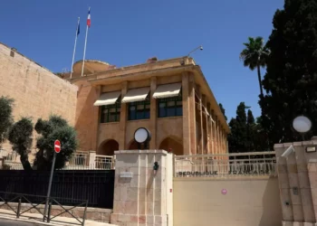Francia advierte a Israel de severa respuesta por posible cierre de consulado