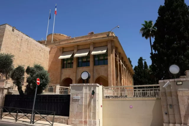 Francia advierte a Israel de severa respuesta por posible cierre de consulado