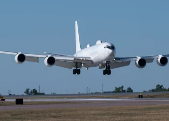 Un E-6B Mercury de la Armada de EE. UU. llega a la Base Aérea Offutt, Nebraska, durante un vuelo de prueba simulado del sistema minuteman electrónico, el 17 de septiembre de 2024. (Foto de la Fuerza Aérea de EE. UU. por el sargento técnico Chris Thornbury)