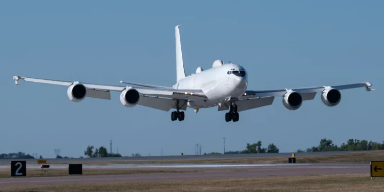 Un E-6B Mercury de la Armada de EE. UU. llega a la Base Aérea Offutt, Nebraska, durante un vuelo de prueba simulado del sistema minuteman electrónico, el 17 de septiembre de 2024. (Foto de la Fuerza Aérea de EE. UU. por el sargento técnico Chris Thornbury)