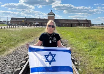 Educadora estadounidense confrontada por portar bandera israelí en Auschwitz-Birkenau
