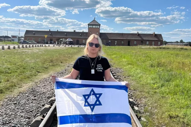 Educadora estadounidense confrontada por portar bandera israelí en Auschwitz-Birkenau