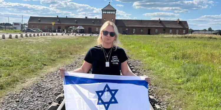 Educadora estadounidense confrontada por portar bandera israelí en Auschwitz-Birkenau