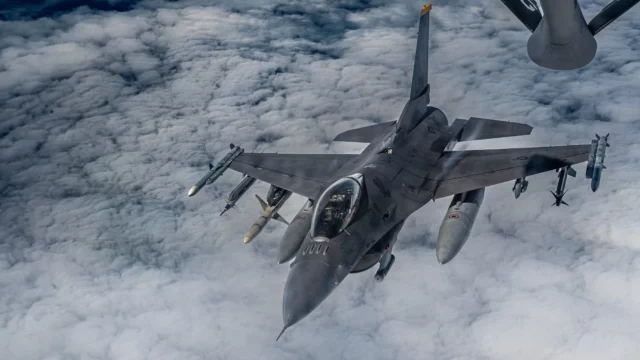 El casco del caza F-16 ahora puede simular batallas en pleno vuelo