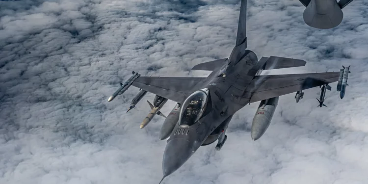 El caza F-16 ahora puede simular batallas en pleno vuelo