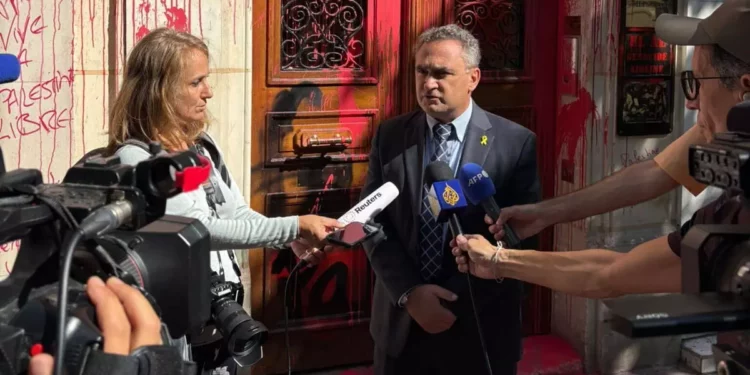 Embajador israelí en París visita oficina vandalizada de El Al