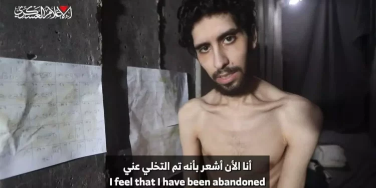 Un fotograma del rehén Evyatar David tomado de un video de propaganda de Hamás (izquierda) publicado el 1 de agosto de 2025. (Foro de Rehenes y Familias Desaparecidas)