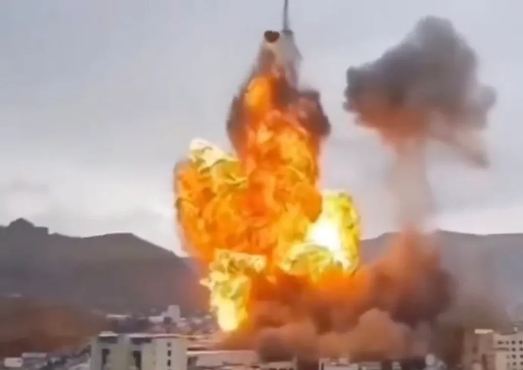 Ilustrativo: Se puede ver fuego y humo en el lugar de un ataque de las FDI en las afueras de Saná, controlada por los hutíes, en Yemen, el 24 de agosto de 2025. (Captura de pantalla: X, utilizada de acuerdo con la Cláusula 27a de la Ley de Derechos de Autor)