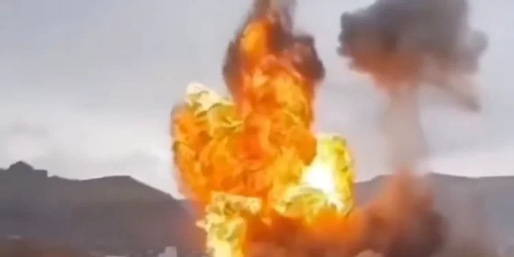 Ilustrativo: Se puede ver fuego y humo en el lugar de un ataque de las FDI en las afueras de Saná, controlada por los hutíes, en Yemen, el 24 de agosto de 2025. (Captura de pantalla: X, utilizada de acuerdo con la Cláusula 27a de la Ley de Derechos de Autor)