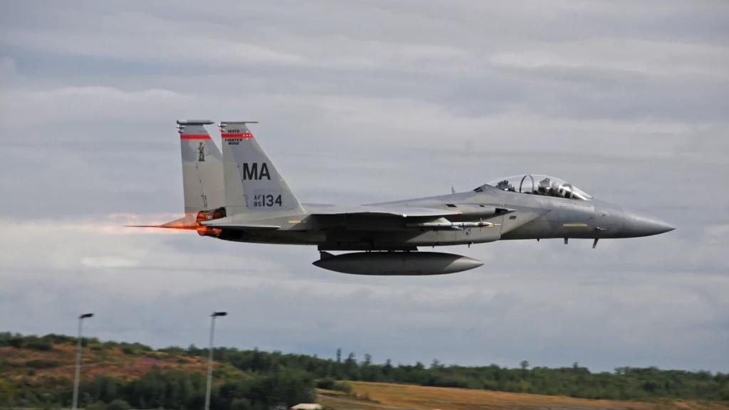 Asiento trasero del F-15D se eyecta accidentalmente después de aterrizar