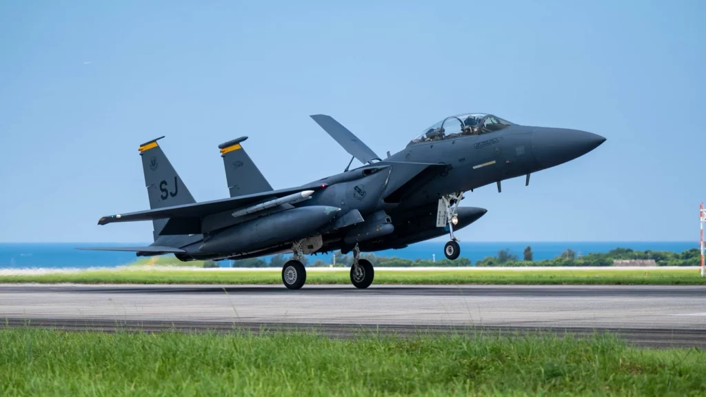 Un F-15E Strike Eagle aterriza sin una rueda en la base aérea de Kadena