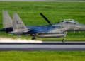 Un F-15E Strike Eagle aterriza sin una rueda en la base aérea de Kadena