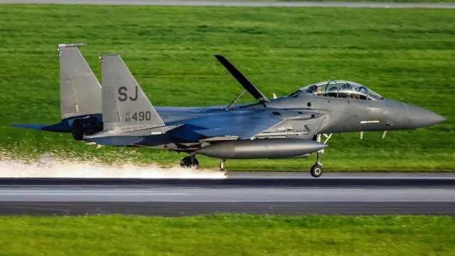 Un F-15E Strike Eagle aterriza sin una rueda en la base aérea de Kadena