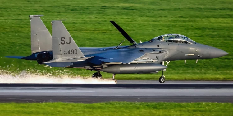 Un F-15E Strike Eagle aterriza sin una rueda en la base aérea de Kadena
