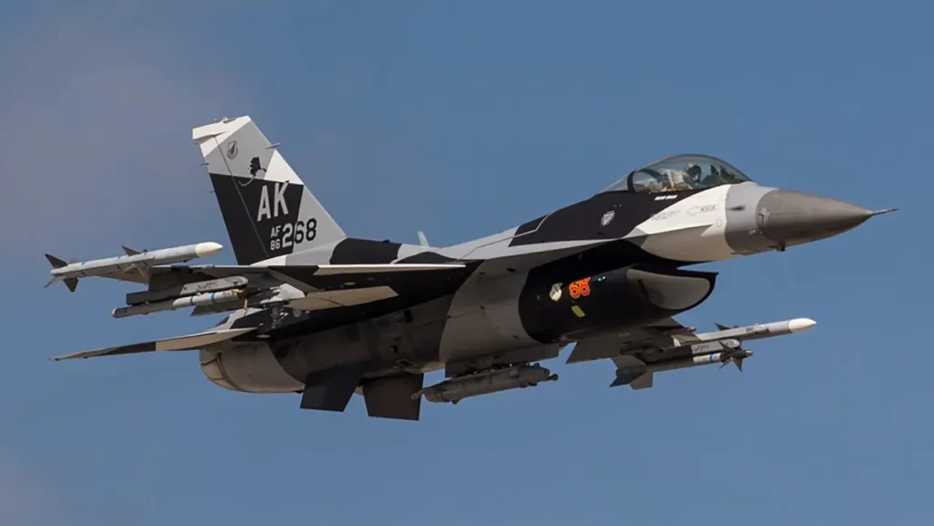 Archivo fotográfico de un F-16C del 18th AGRS con su librea de agresor. (Fotografía de la Fuerza Aérea de los EE. UU. por el sargento de estado mayor Curt Beach)