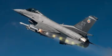 F-16 disparando un AIM-120 (Crédito de la imagen: Samuel King Jr. a través de USAF)